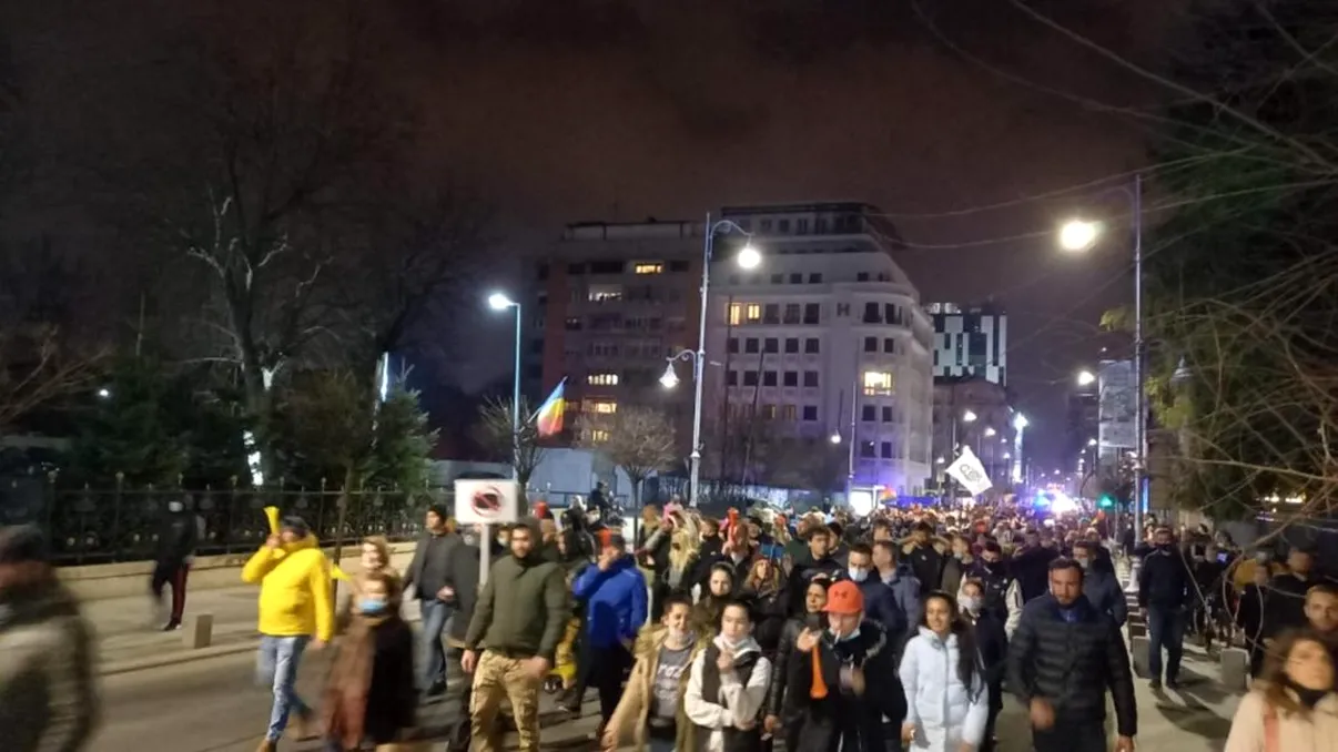 Ce s-a întâmplat la protestele din țară de aseară. Oamenii s-au înarmat cu bâte, cuţite şi bricege