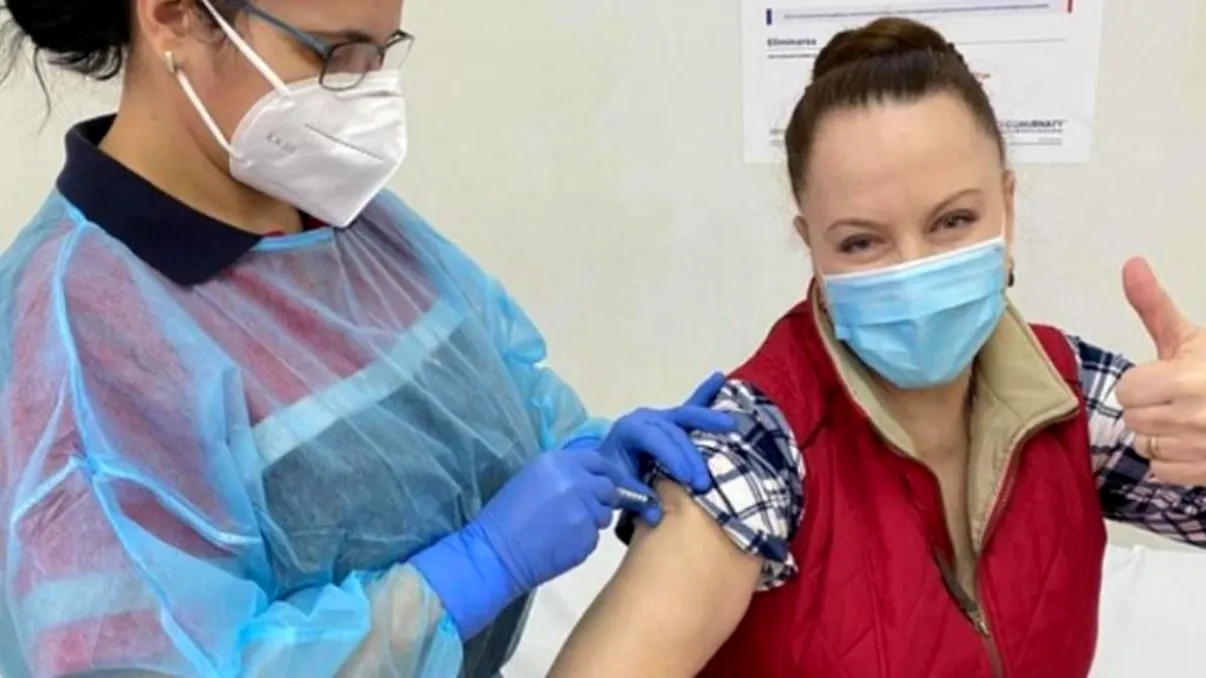 Ce vedete s-au vaccinat anti-covid-19. Ce mesaje le-au transmis fanilor după inoculare