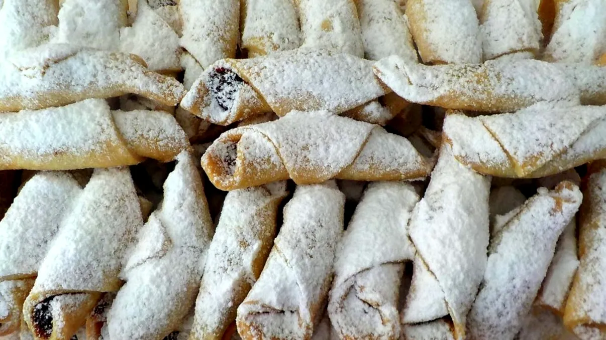 Cornulețe fragede de post, cu nucă și gem. Asta e rețeta copilăriei tale VIDEO