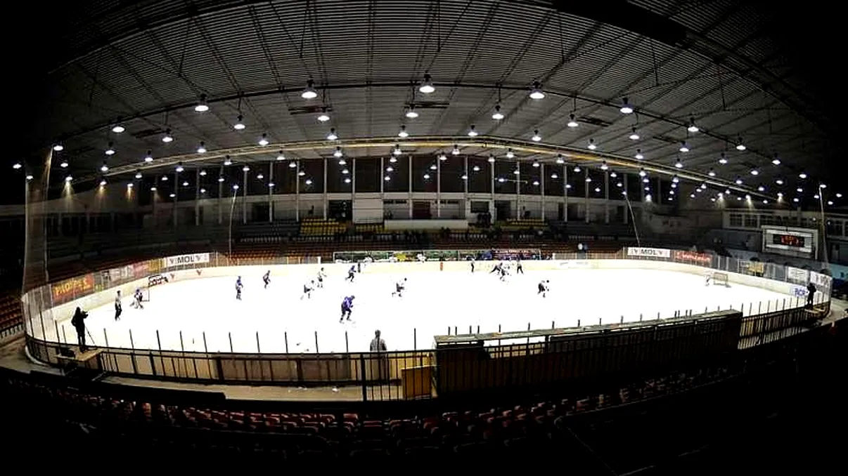 Patinoarul Mihai Flamaropol a ajuns o ruină. Cum şi-au bătut joc românii de 22 de milioane de euro (exclusiv)