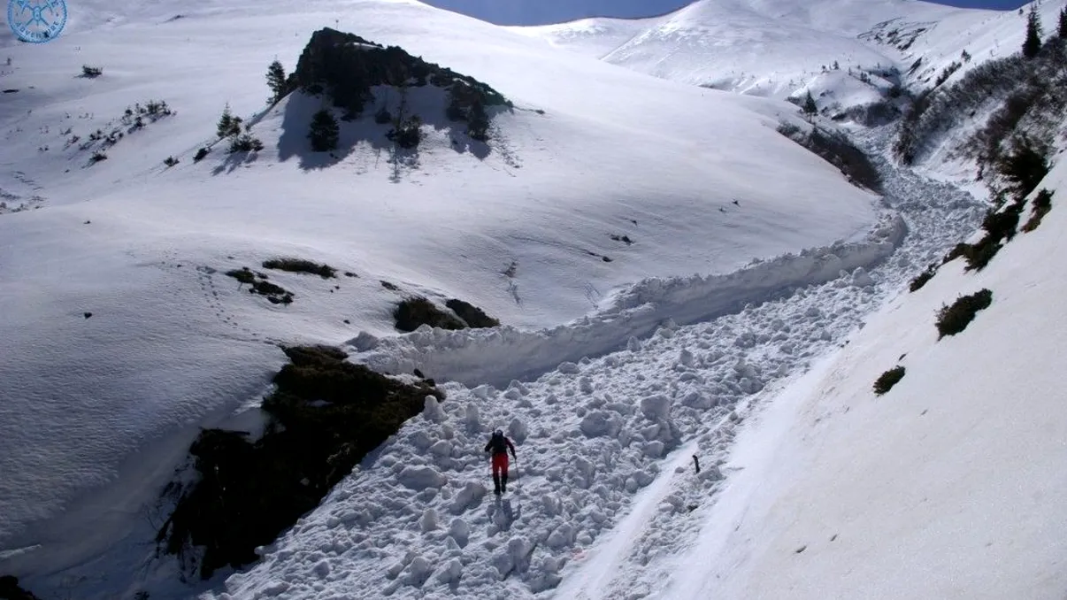 Risc uriaș de avalanșă în mai multe masive montane din țară. Salvamontiștii au emis un avertisment