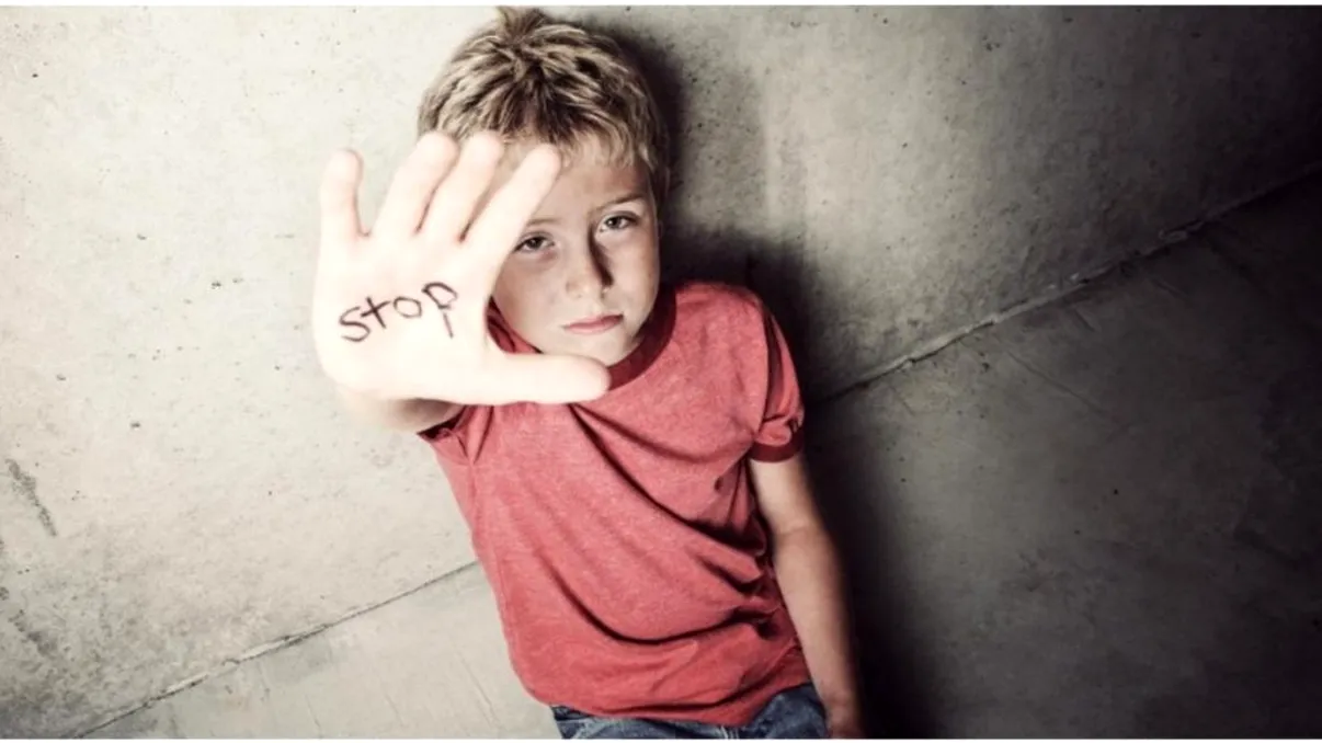 Copil de 13 ani, apel disperat la 112, pentru a fi scăpat de sub tirania tatălui. A implorat oamenii legii să-l scape de bătăi. Cum au reacționat polițiștii