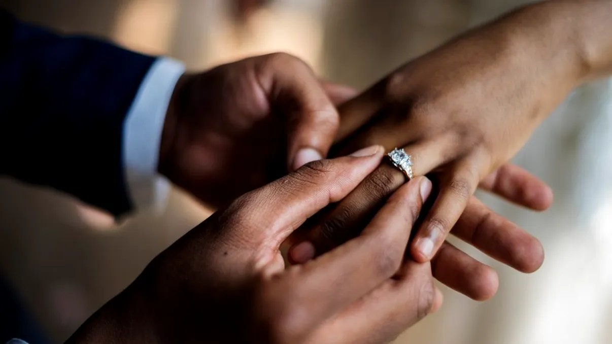 Vedeta din România, cerută de nevastă. Se mărită a doua oară