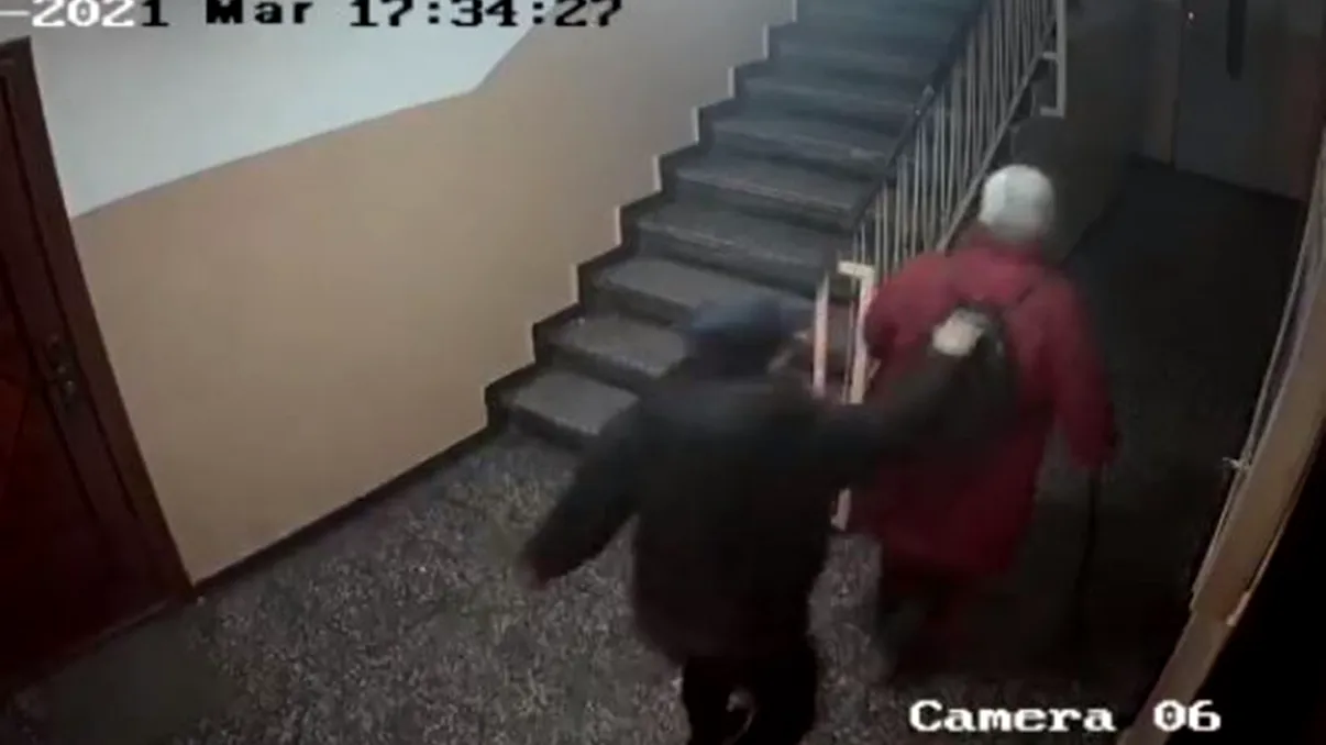 Pensionară din Capitală, atacată de doi hoți în scara blocului. Femeia a fost urmărită de pe stradă. VIDEO
