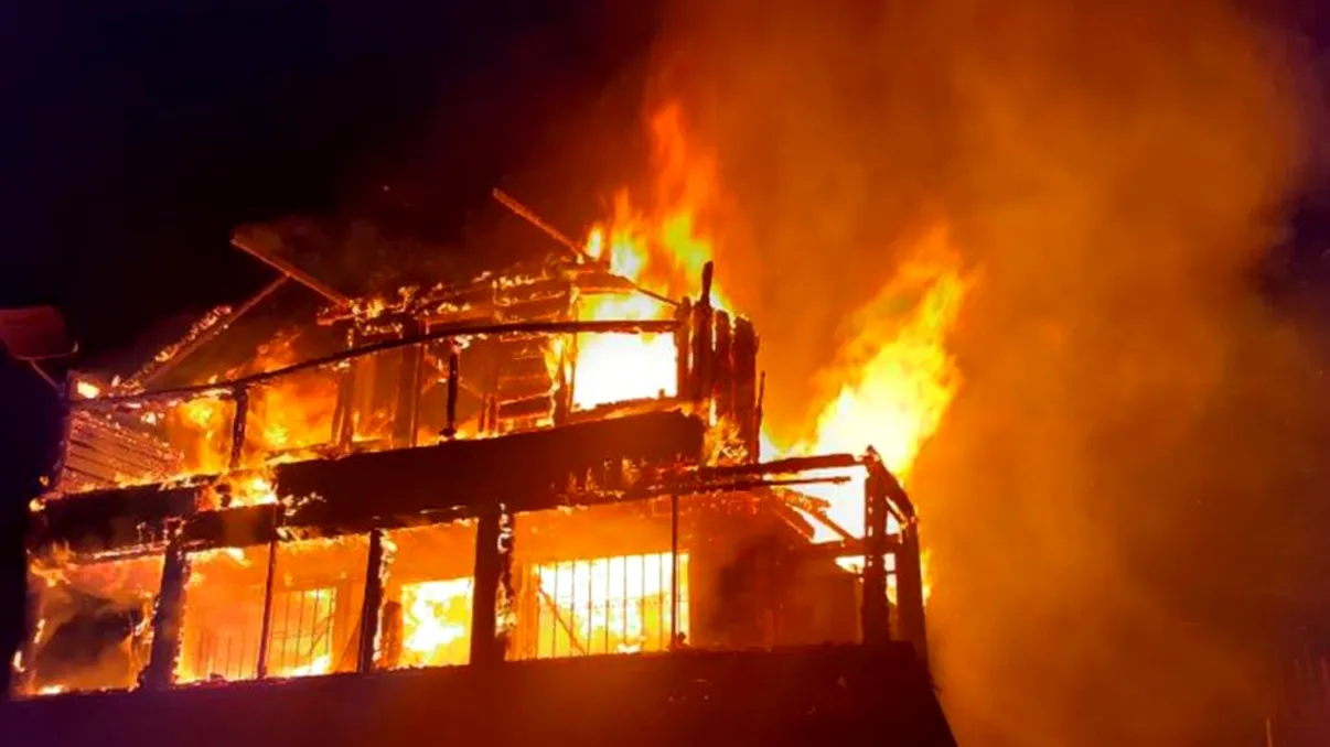 Incendiu teribil în Cluj. O femeie a ars de vie într-o cabană mistuită de flăcări. Mai multe echipaje de pompieri au intervenit de urgență