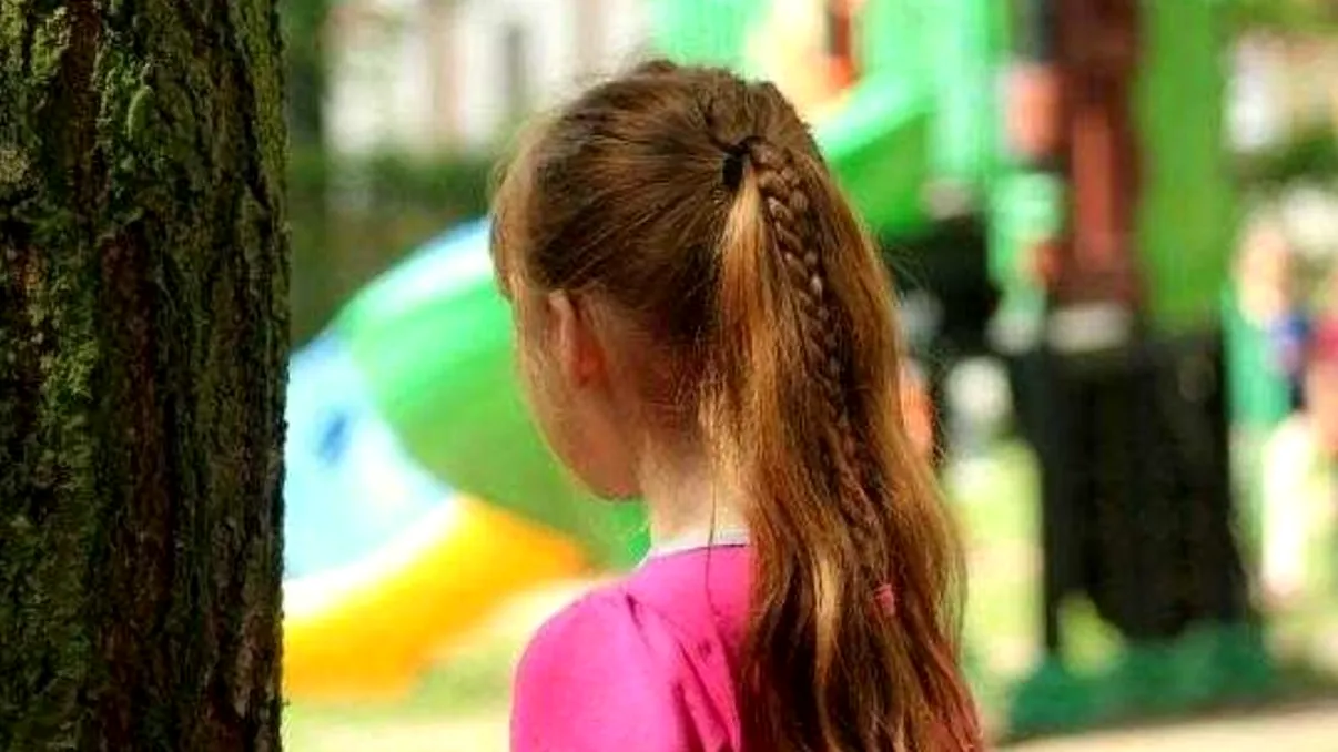 Au apărut poze cu bărbatul care abordează copii în Slatina. Chiar o fetiță l-a recunoscut. Cum îi ademenește