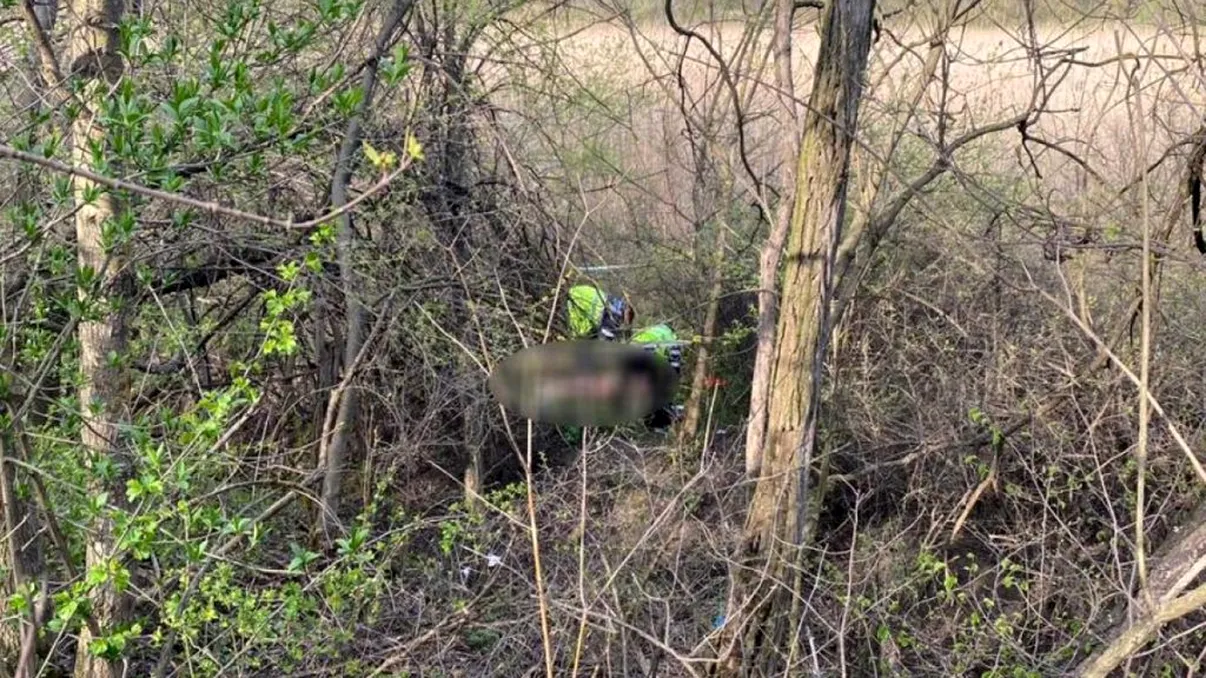 Deces straniu în Iași, pe malul lacului Ciric. A fost găsit fără suflare, cu pietre legate cu sârmă în jurul brâului și cu fața mutilată