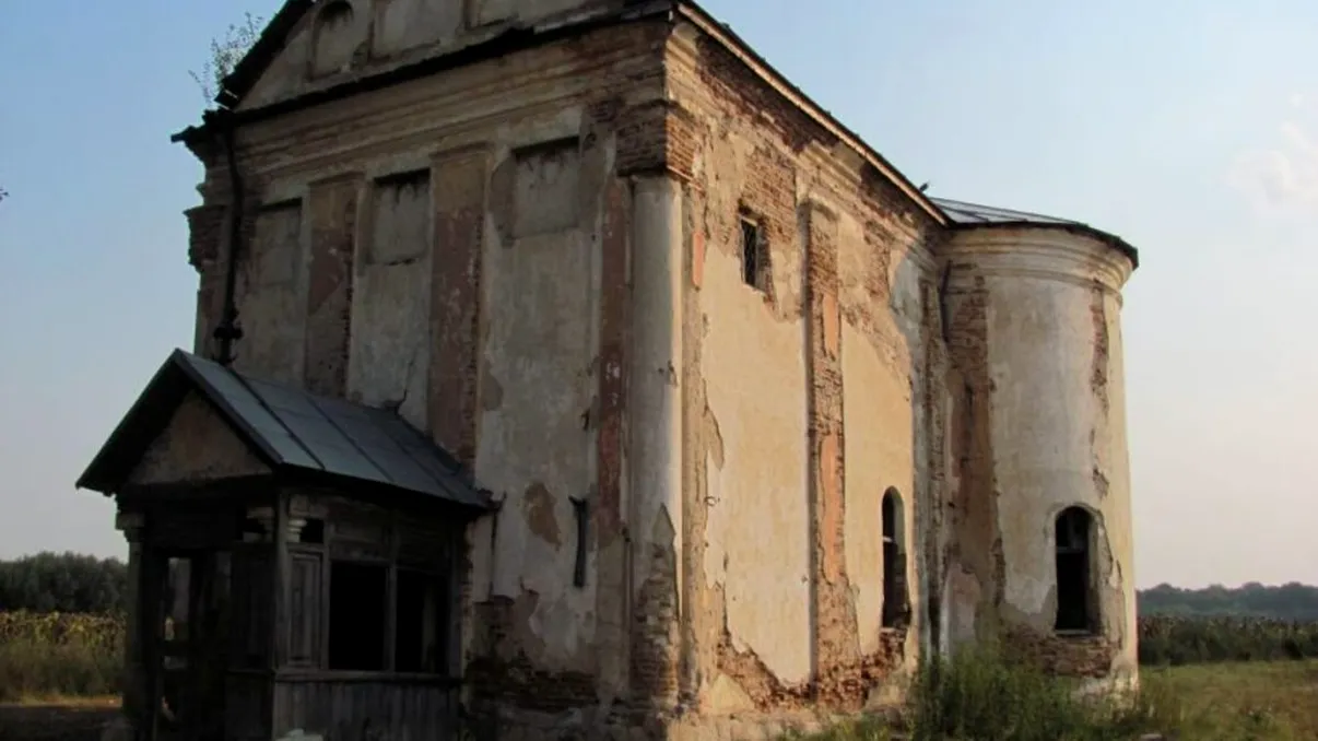 Biserica blestemată din Bărăgan, aflată în ruină, locul perfect pentru amatorii de fantome: „Oameni dubioşi vin să practice ritualuri satanice”