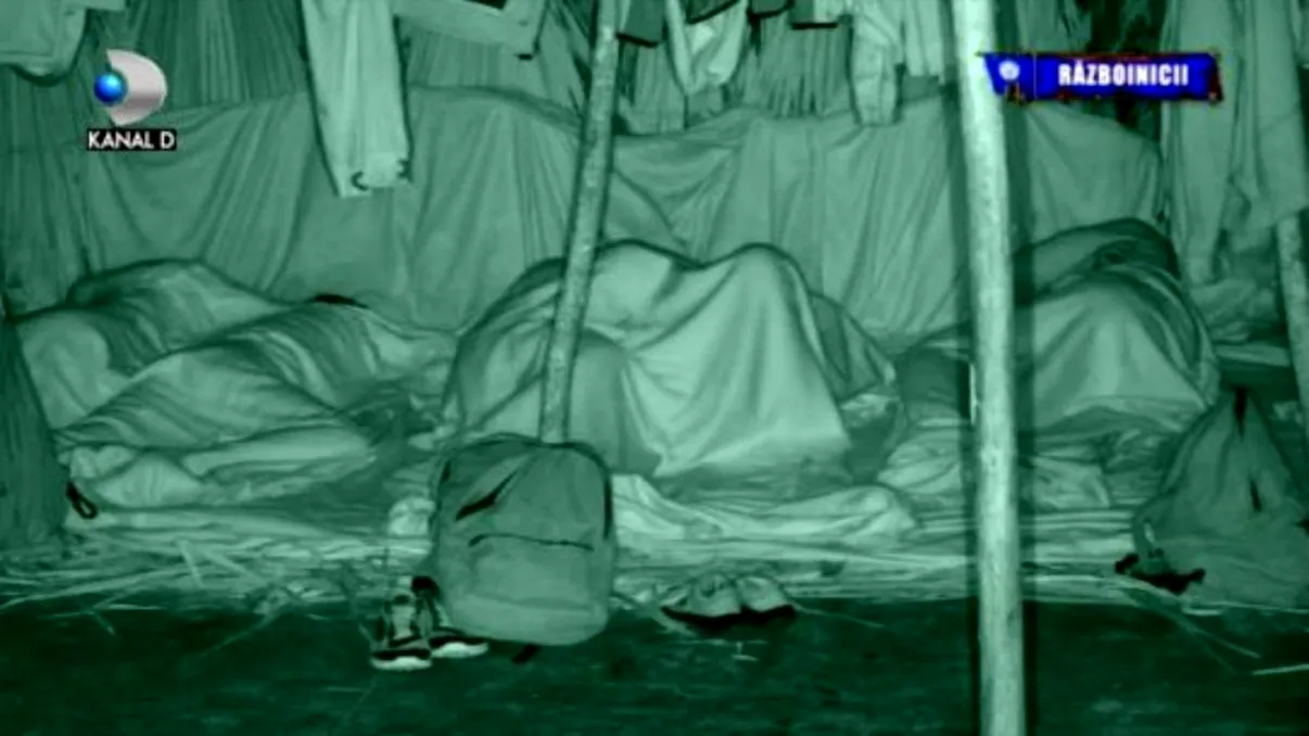 Ce fac concurenții Survivor 2021 sub pătură, de fapt. Se cuplează câte trei, pe noapte VIDEO