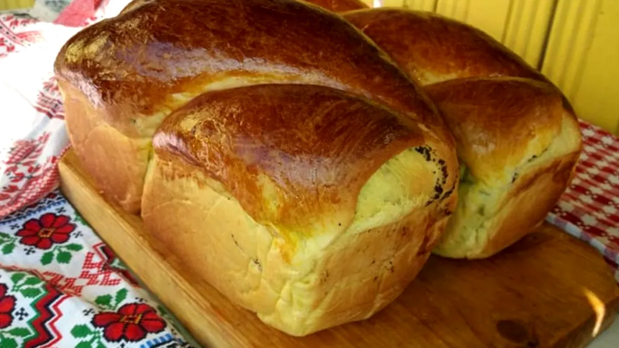 Cozonac cu umplutură deosebită, o rețetă adorată de toată lumea. Care e secretul gustului divin