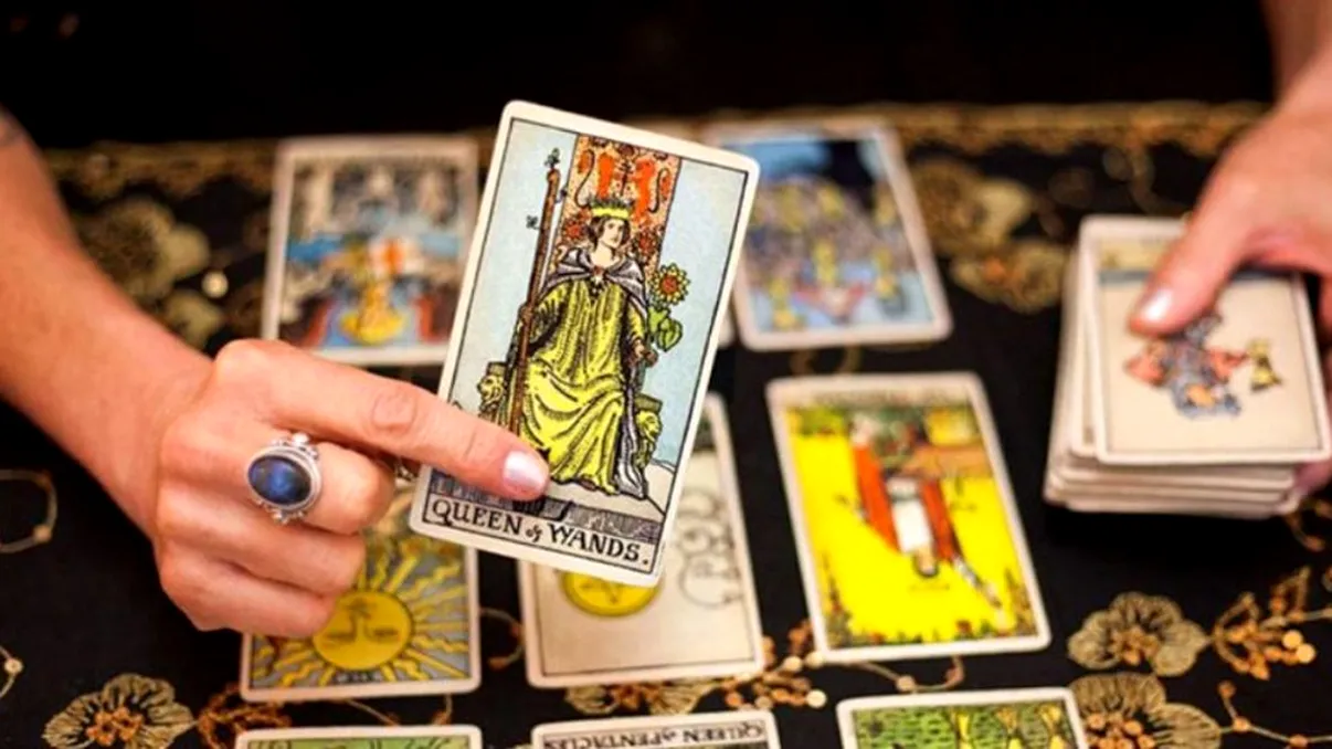 Incredibil! Cât ajung să coste cărțile de Tarot pe eMag