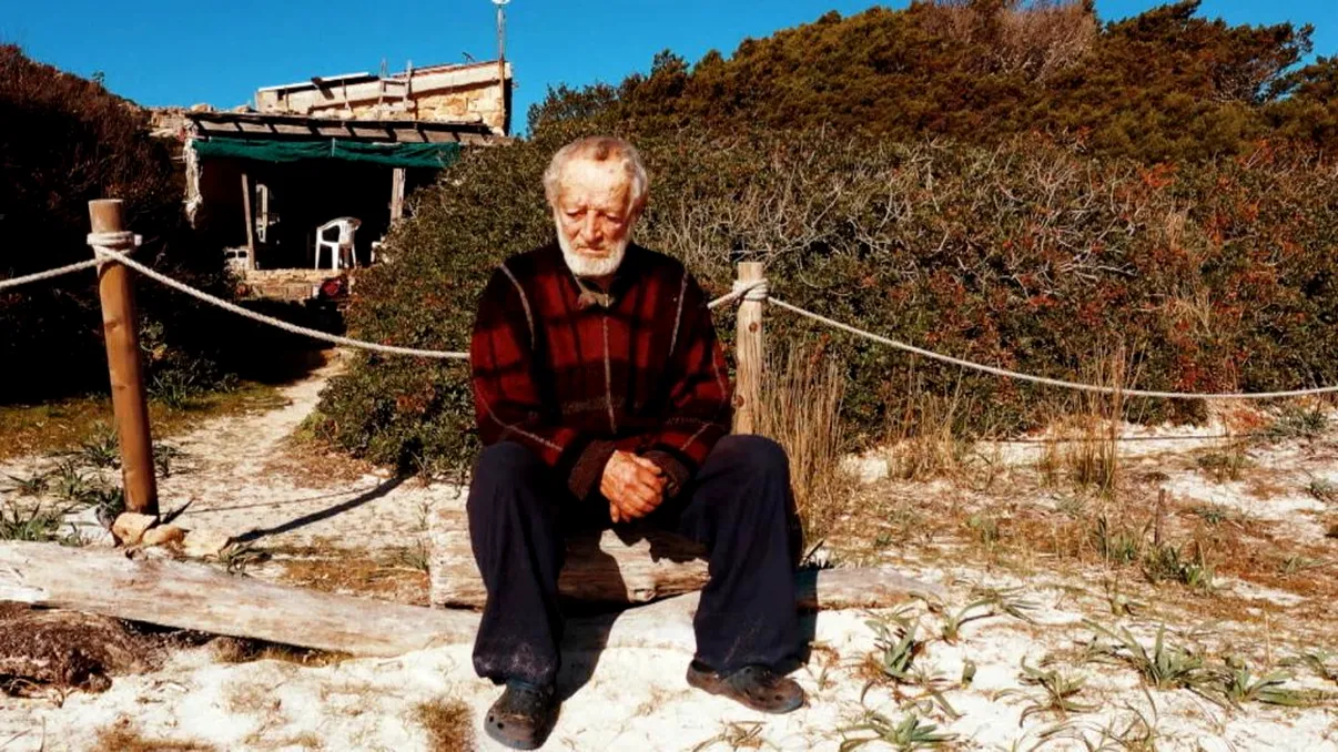 Povestea bărbatului care a trăit 30 de ani singur pe o insulă. De ce este forțat să plece acum