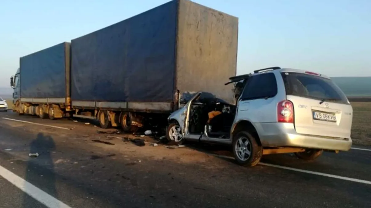 Accident tragic în această dimineață. Patru persoane au murit după impactul violent cu un TIR