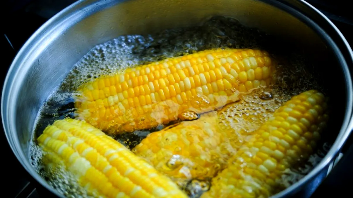 Cât timp trebuie să fierbi porumbul în apă ca să fie suculent și moale