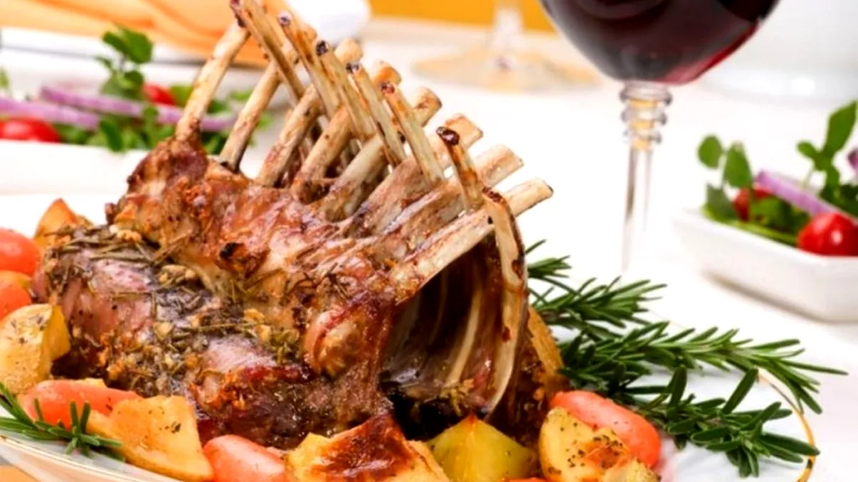 Cum frăgezești carnea de miel pentru friptura perfectă. Secretul știut de gospodine