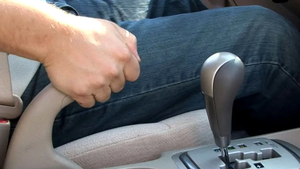 Greșeala pe care mulți șoferi o fac. Ce se întâmplă, de fapt, când mergi cu frâna de mână trasă