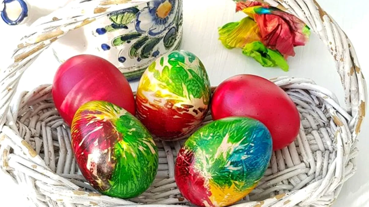 Cum vopsești ouăle de Paște cu tehnica șervețelului. Trucul este pur și simplu genial