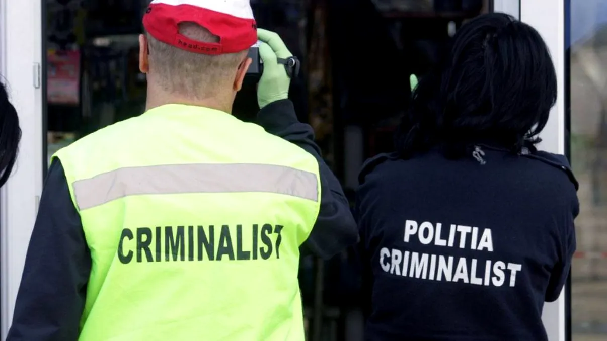 Tragedie la Iași. Bărbat găsit mort cu două cuțite în piept. Criminaliștii au demarat o anchetă