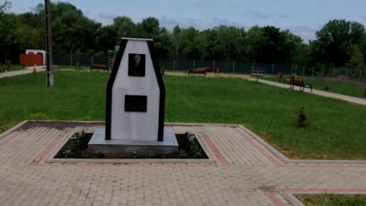 Cel mai morbid parc din România se află la Botoșani. De ce are un „sicriu” de 20.000 de euro la intrare