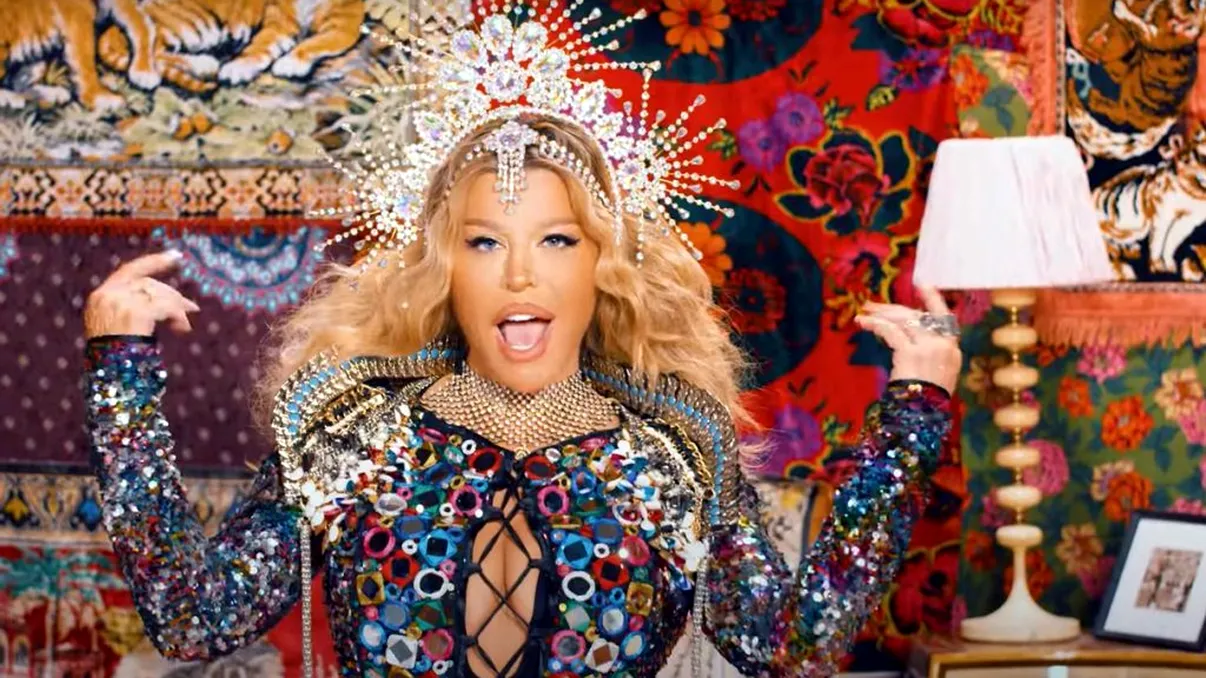 Loredana Groza a făcut mișto de propria piesă. Parodia de la prima petrecere după relaxarea restricțiilor