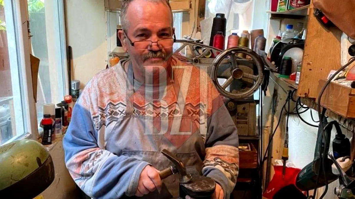 Faceți cunoștință cu Nea Vivi, unul dintre puținii cizmari din Iași. De 12 ani lucrează la atelierul din curtea casei