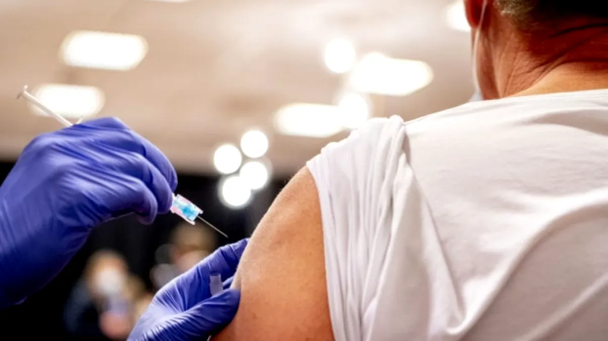 Scene incredibile la un punct de vaccinare din Dorohoi. De ce a vrut un bărbat să se vaccineze și a patra oară