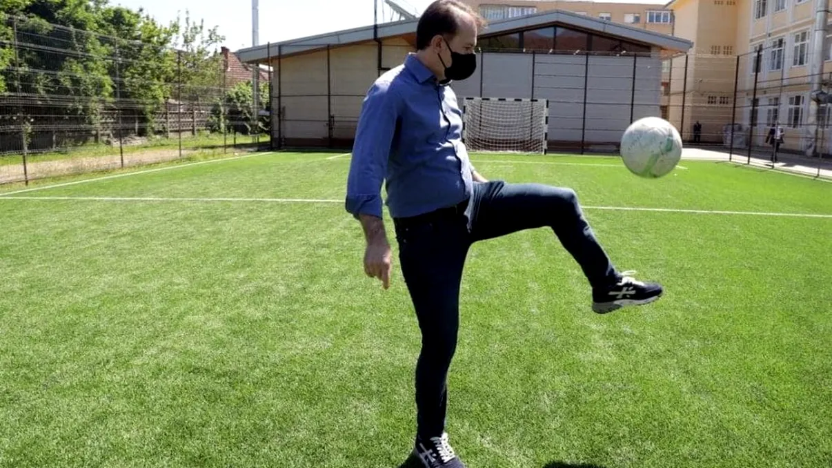 Adidașii lui Florin Cîțu costă o avere. Românii mănâncă o lună întreagă cu banii aceștia VIDEO