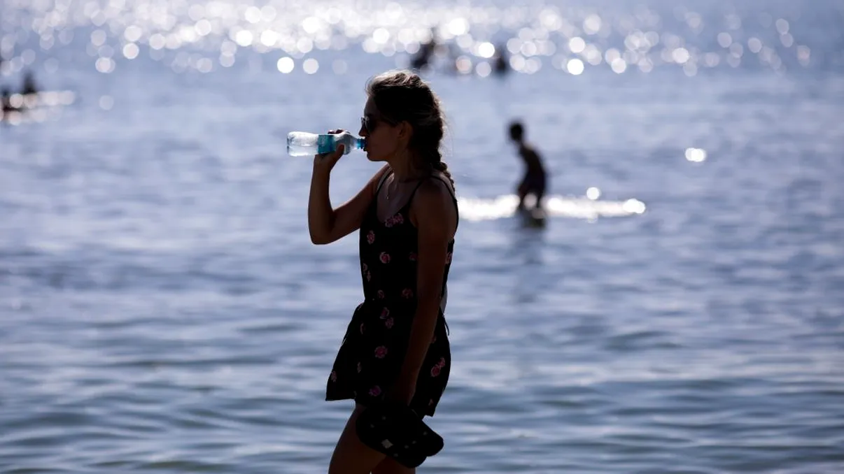 Fără mască pe plajă de la 1 iunie. Premierul României, despre măsurile de relaxare de care se vor bucura cetățenii în vacanță