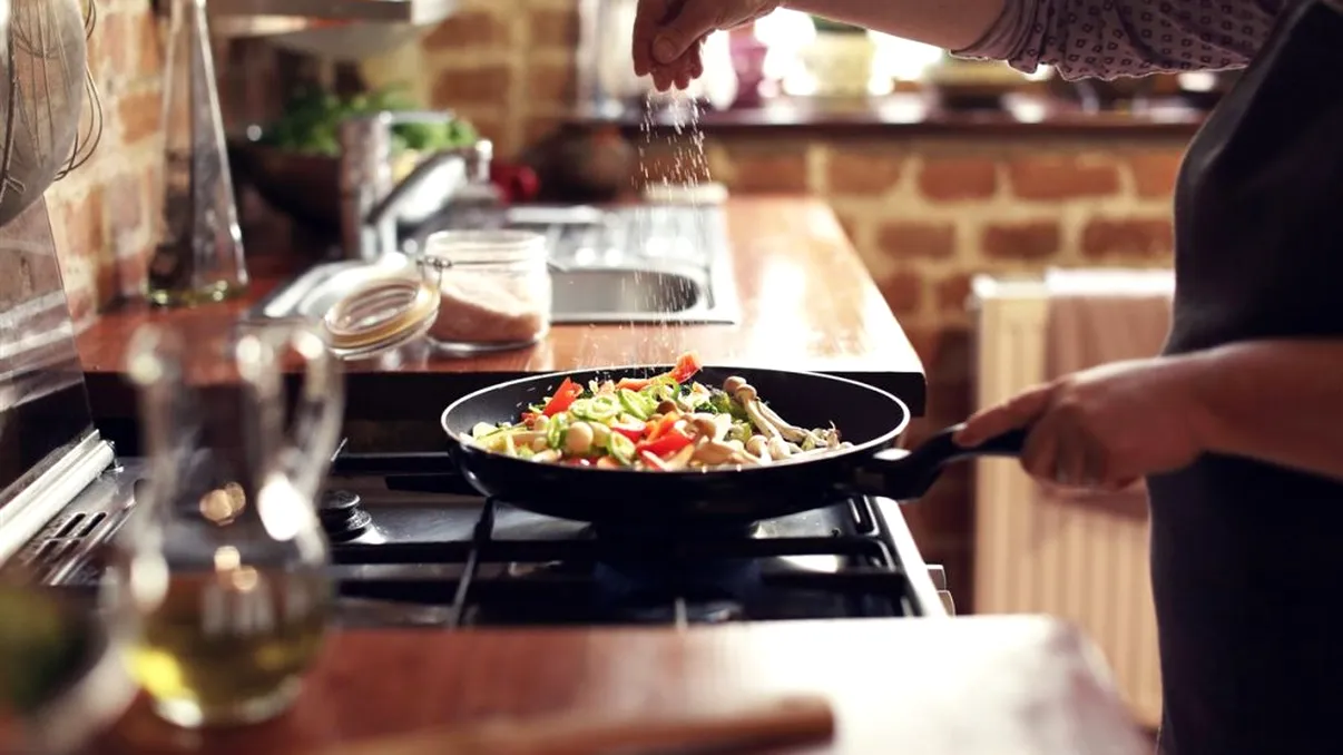 Greșelile majore pe care le faci când gătești. Cum îți strici, de fapt, mâncarea