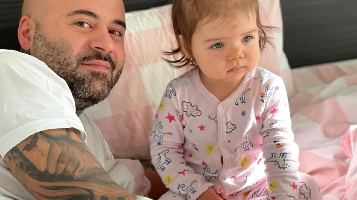 Cum își adoarme Matteo fiica, de fapt. Artistul are un truc care, uneori, îl adoarme și pe el