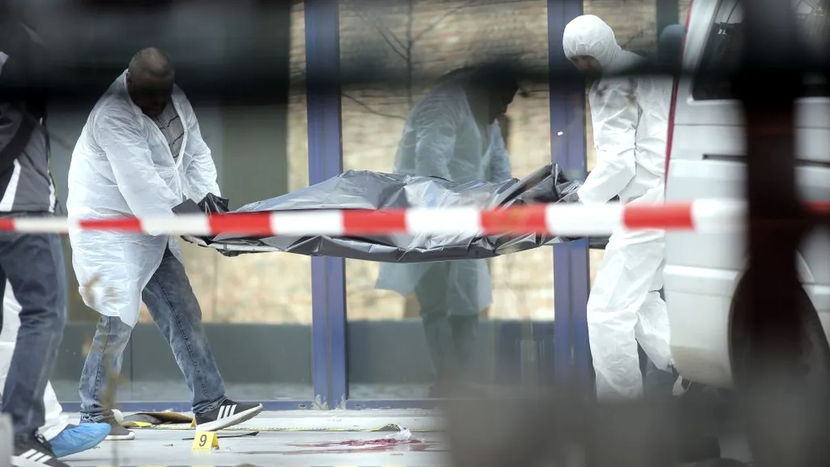 Ultima oră. Tănăr prăbușit de la etajul nouă al unui bloc din București. Vecinii au chemat imediat Salvarea. Descoperirea macabră făcută de autorități