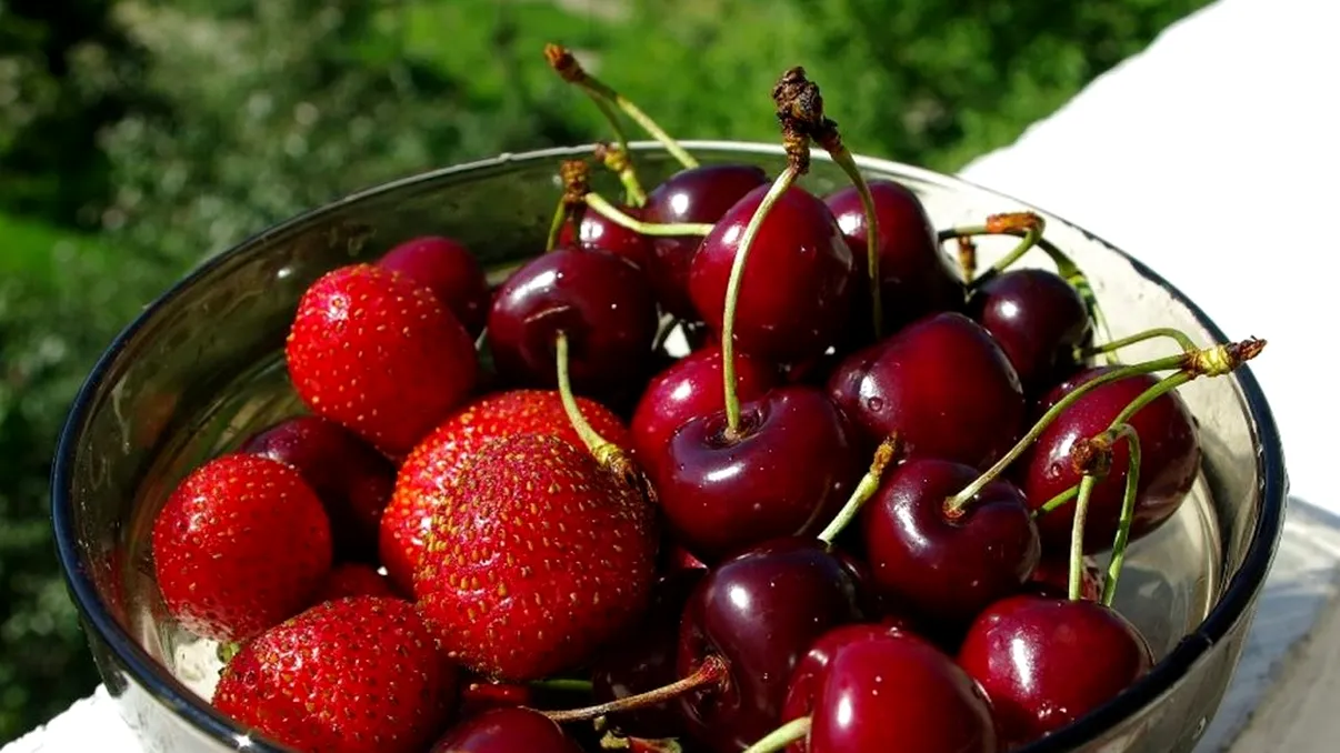 Cum se consumă corect fructele, de fapt. Greșeala majoră pe care o fac toți românii