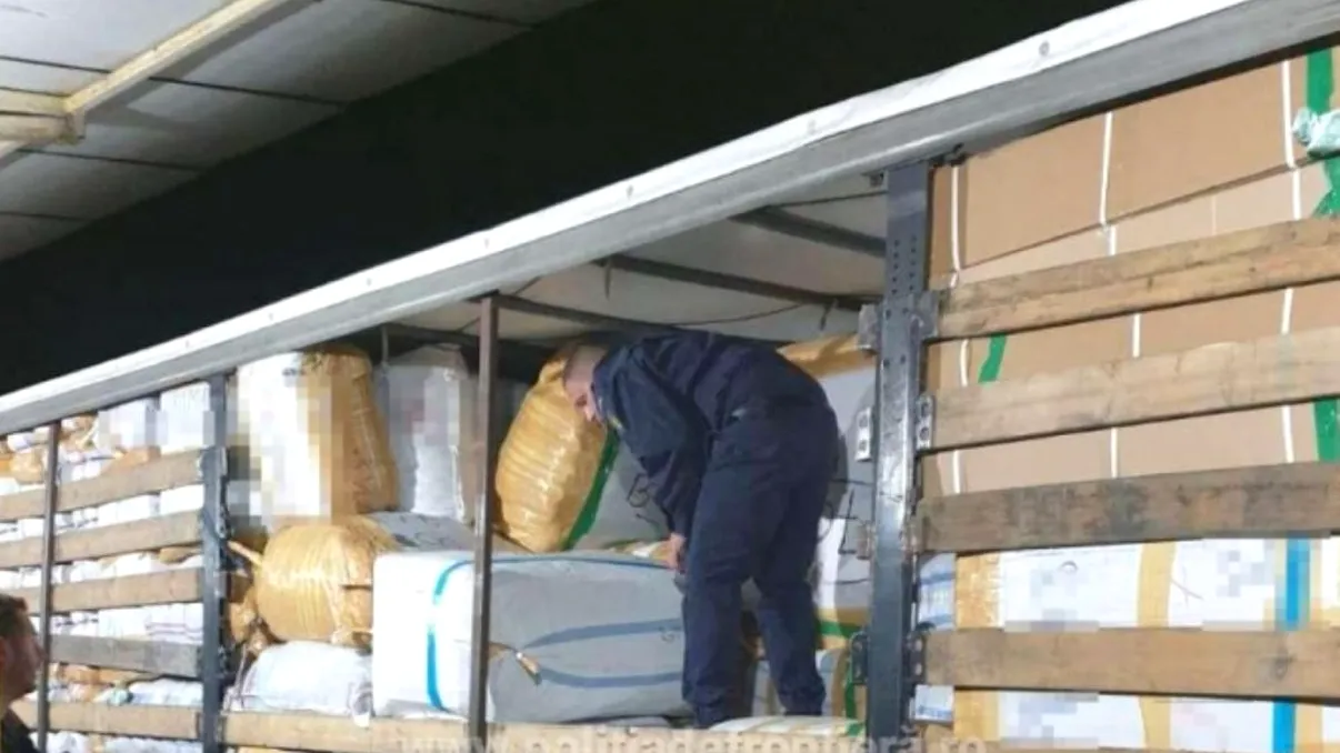 Haine turcești contrafăcute, în valoare de un milion de euro, găsite de Garda de Coastă din Constanța
