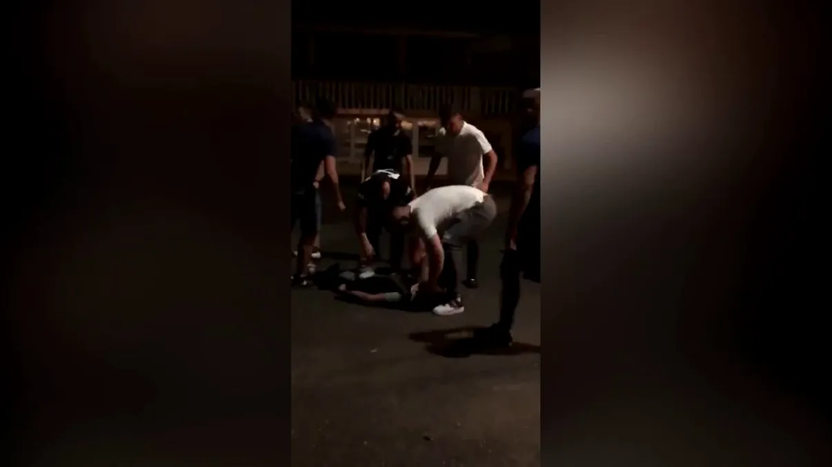 Scene incredibile în Bihor, după ce un polițist a bătut un tânăr, în mijlocul străzii