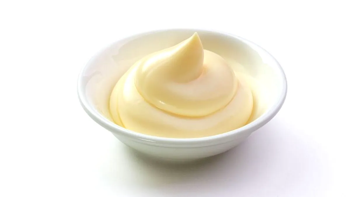 A pus sare de lămâie în maioneză și apoi a lăsat așa câteva minute. Ce s-a întâmplat după este uimitor