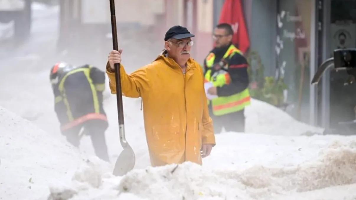 Grindină de jumătate de metru într-un oraș din Franța. Imaginile sunt devastatoare FOTO