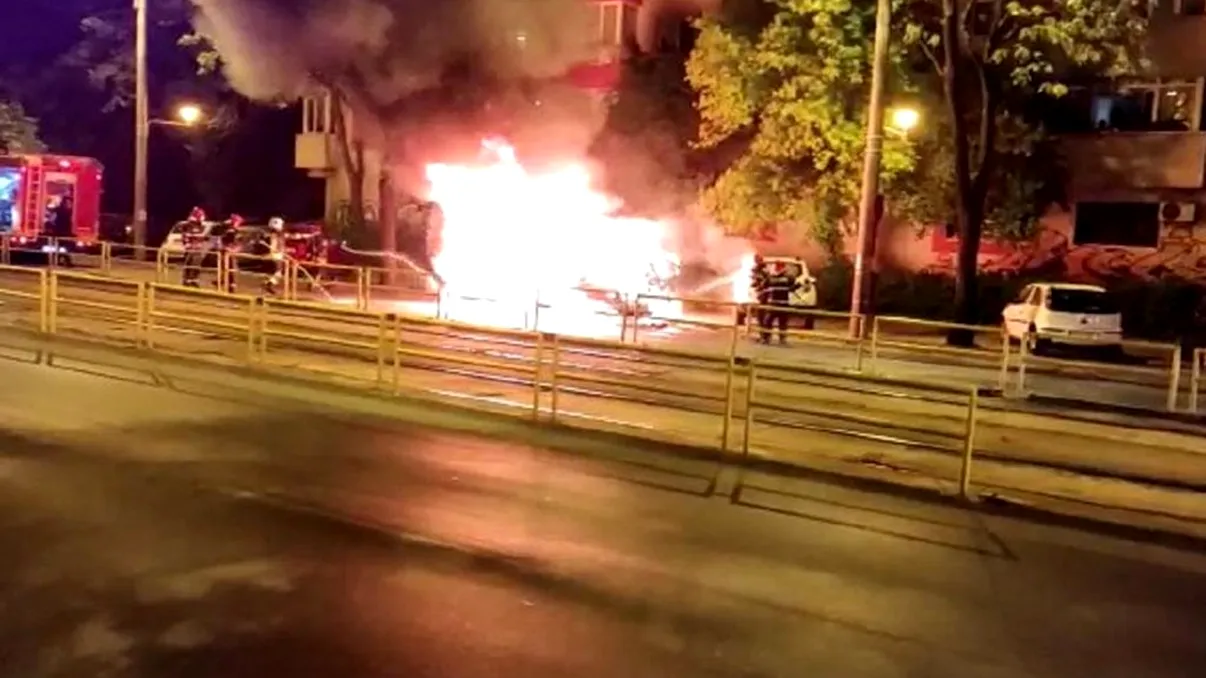 Ultima oră! Un autoturism BMW a explodat pe o stradă din București. Pompierii au intervenit de urgență. VIDEO