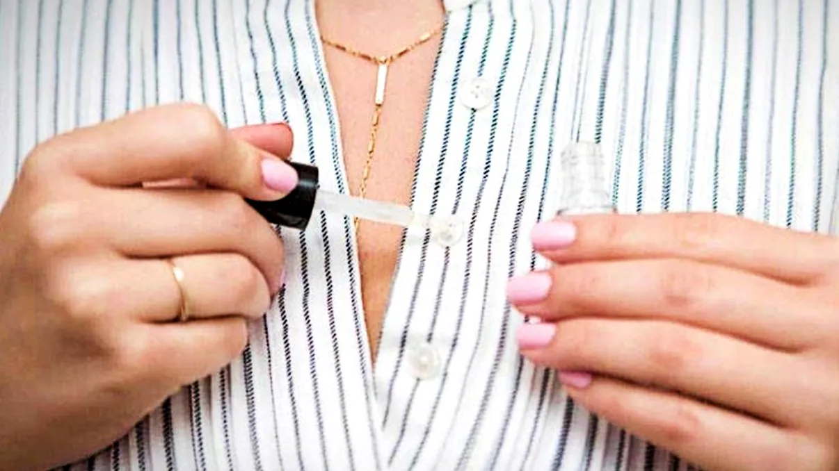 A pus ojă pe nasturii hainelor și a scăpat de toate problemele. Ce truc genial a descoperit