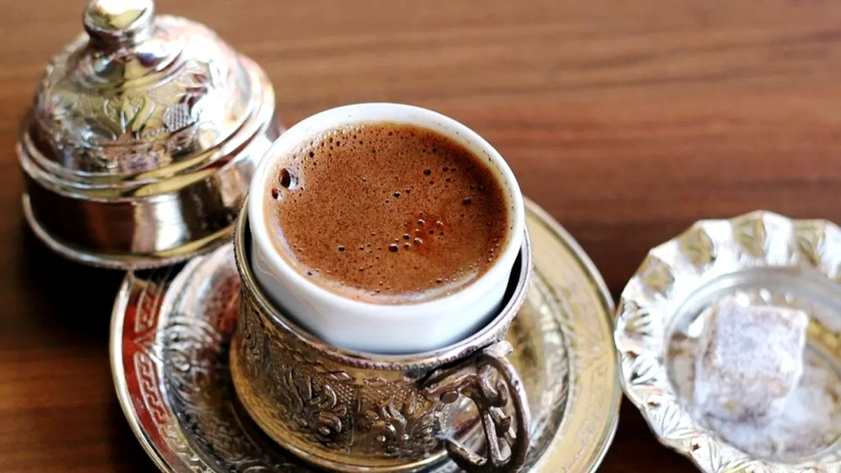 Cât timp trebuie să lași cafeaua în ceașcă până când se așază zațul