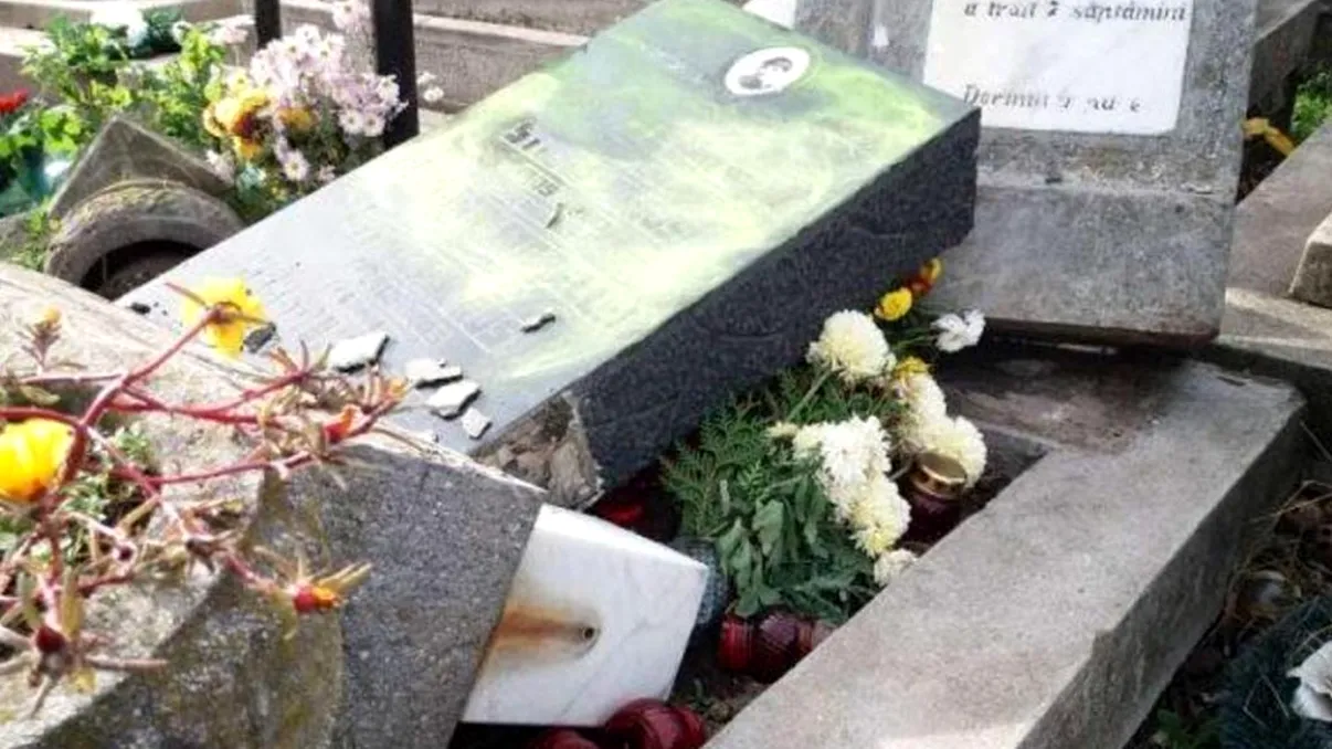 Ce pedeapsă au primit tinerii care au furat mâna unui cadavru. Incidentul s-a petrecut într-un cimitir din Mehedinți