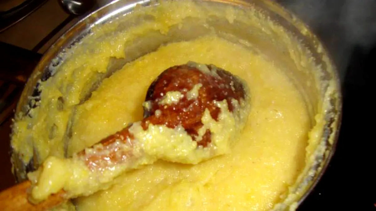 Ce trebuie să faci cu apa înainte de a pune mămăliga la fiert. Greşeala pe care o fac toţi românii