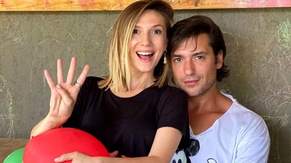 Suma colosală plătită de Adela Popescu şi Radu Vâlcan pentru o canapea. Românii mănâncă 4-5 luni de banii aceștia