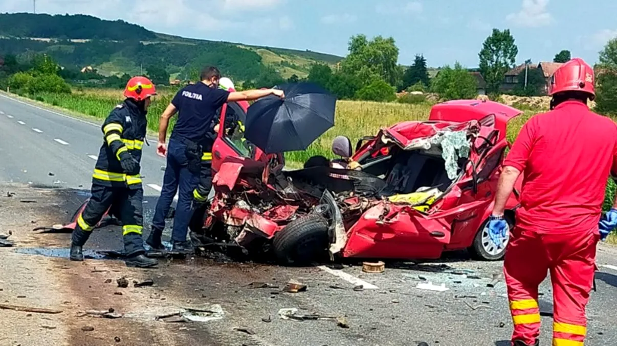 Accident înfiorător la Cluj. Un bărbat a murit, iar fetița de patru ani și soția sunt în stare critică. Ce greșeală a făcut șoferul