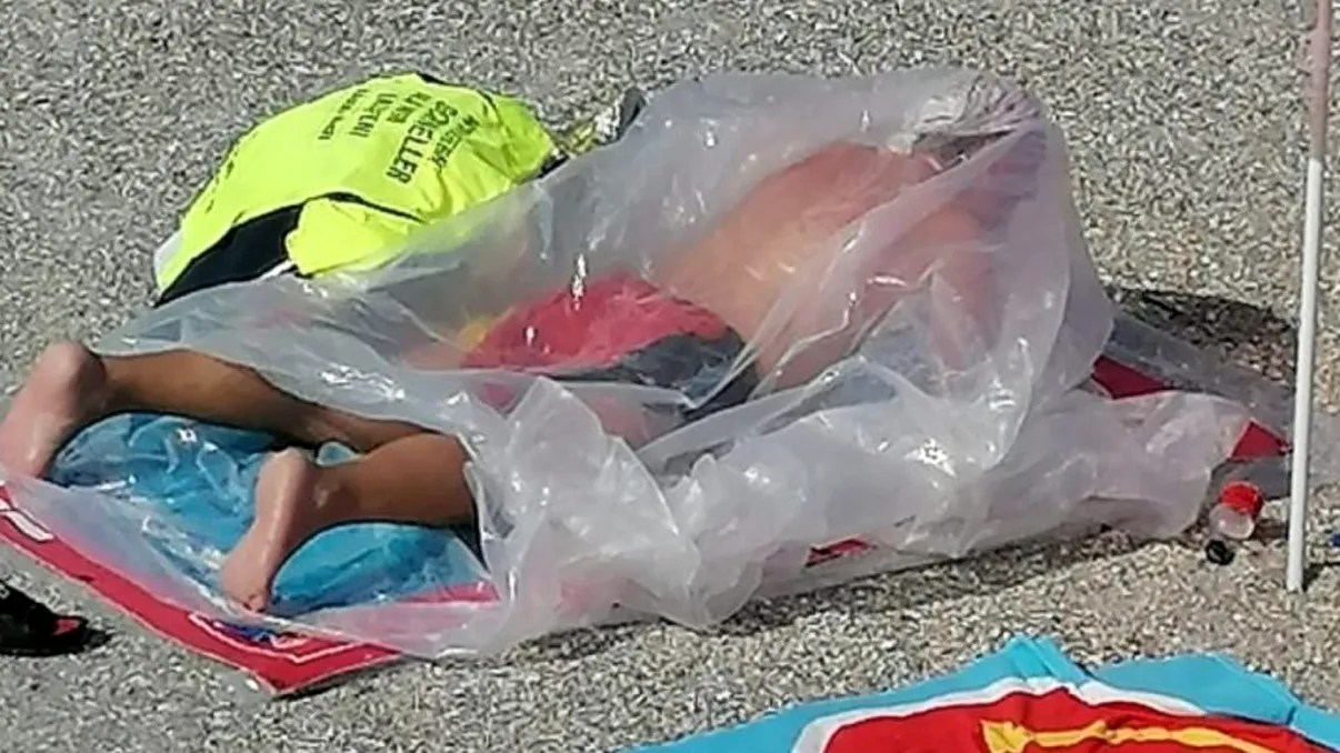 De ce a făcut plajă în celofan acest bărbat. Turiștii din Eforie Nord l-au felicitat pe loc