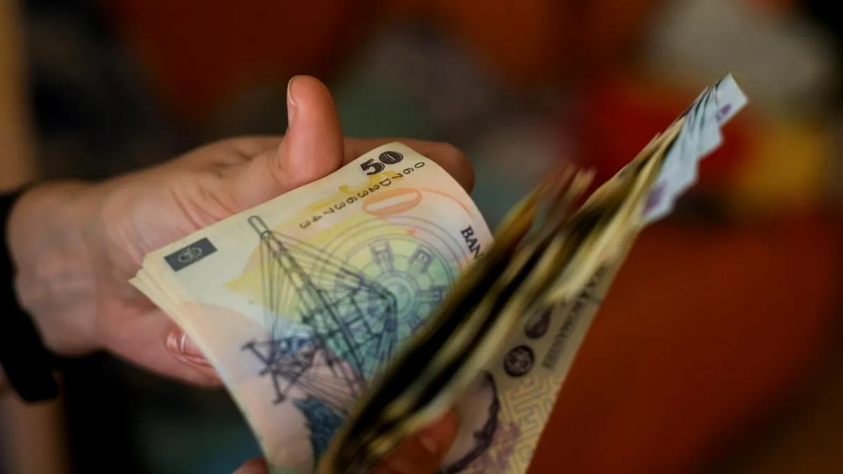 Câți ani trebuie să muncească un român pentru un apartament cu 2 sau 3 camere. Ce trist!