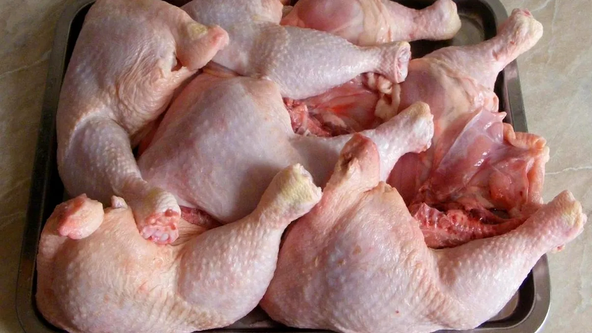 Alertă alimentară! Zeci de tone de carne de pui, infestată cu salmonella. De unde nu trebuie să cumpărăm sub nicio formă