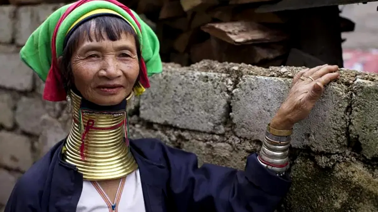 Adevărul despre femeile-girafă din Thailanda. Ce secret ascund inelele de la gâtul lor