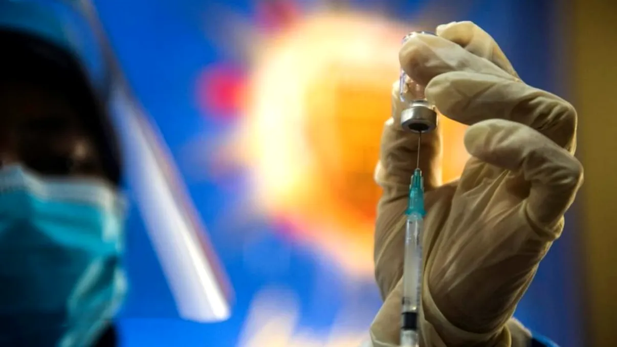 Restricții dure pentru nevaccinați: nu mai au voie în supermarket, școli și mijloace de transport în comun. Ce țară a făcut anunțul azi