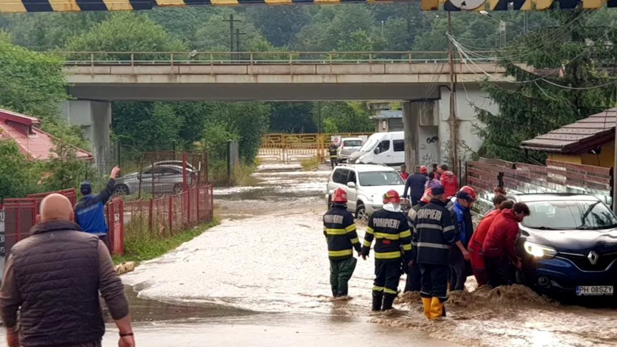 Ultima oră! Trafic blocat pe DN1, la Bușteni, din cauza aluviunilor. Casele oamenilor au fost inundate
