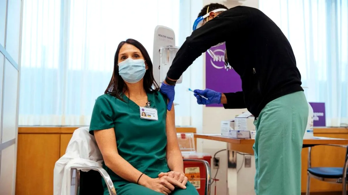 Medicii sunt obligați să se vaccineze anti-covid-19. Ce țară a luat această decizie radicală